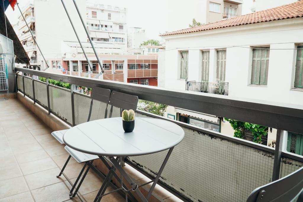 Charming Apartment In Keramikos Athen Exterior foto